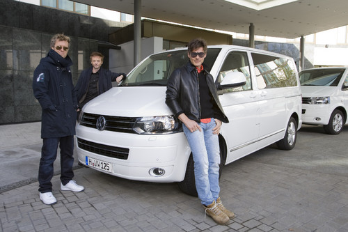 Die Norwegische Band a-ha setzt für ihre letzten Konzerte auf den VW-Bus als Shuttlefahrzeug.