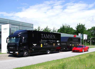 Die Tamsen GmbH, weltweit größter Händler von Super-Luxus-Automobilen, transportiert die Kundenfahrzeuge wegen der großen Nutzlast und des italienischen Designs mit einem Iveco Eurocargo 75 E 18 /P.
