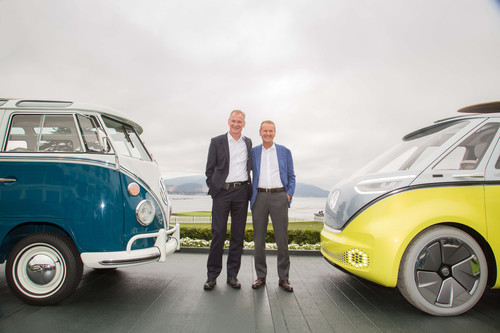 Die Vorstandsvorsitzenden Dr. Eckhard Scholz (l.) und Dr. Herbrt Diess gaben die Entscheidung für einen elektrischen VW Bulli bekannt. 