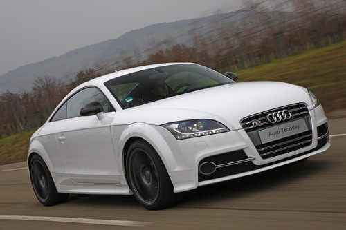 Dieser Technologieträger eines Audi TTS ist bereits mit Türen und einer Motorhaube aus Karbon unterwegs.
