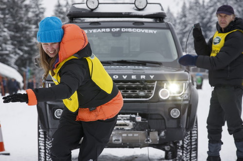 „Discovery Adventure Challenge“ von Land Rover: Siegerin Alex Woodford (im Hintergrund: Sir Ranulph Fiennes).
