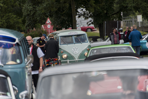 Donau Classic 2015: VW T1 &quot;Samba mitten im bunten Automobiltreiben.