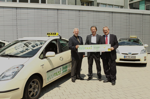 Dr. August Markl (ADAC-Vorsitzender Südbayern), Moritz Lehmkuhl (Geschäftsführer Climate Partner GmbH) und Münchens Oberbürgermeister Christian Ude (von links) bei derVorstellung des Projektes „Eco-Taxi“.