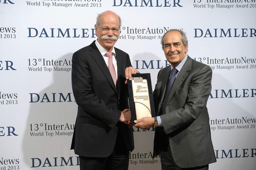 Dr. Dieter Zetsche (links) nahm den „World Top Manager Award 2013“ aus den Händen des Juryvorsitzenden Tommaso Tommasi entgegen.

