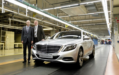 Dr. Dieter Zetsche, Vorsitzender des Vorstands der Daimler AG und Leiter Mercedes-Benz Cars (links), und Andreas Renschler, Vorstandsmitglied der Daimler AG, Produktion und Einkauf Mercedes-Benz Cars &amp; Mercedes-Benz Vans, mit dem ersten Kundenfahrzeug der neuen S-Klasse, einem S 400 Hybrid.
