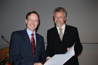 Dr. Eike Böhm (links) erhält von Prof. Dr.-Ing. Bernhard Schwarz, Rektor der Hochschule Esslingen, die Urkunde zum Honorarprofessor.