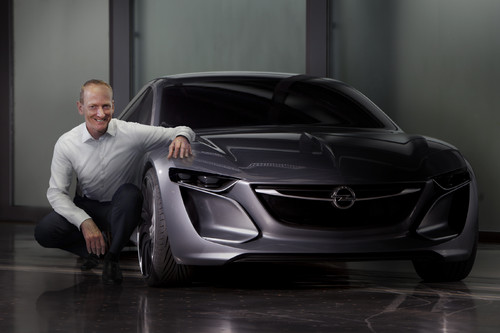 Dr. Karl-Thomas Neumann mit dem Opel Monza Concept.