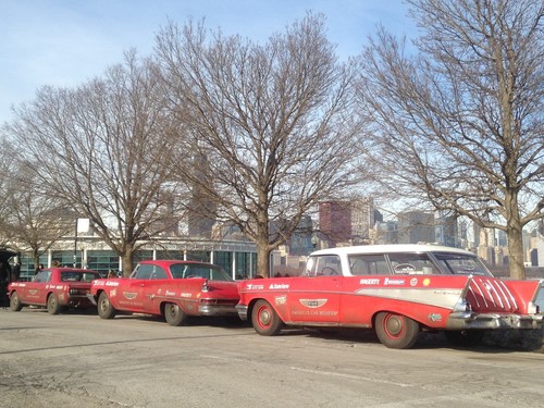 „Drive Home“ (v.l.): Ford Mustang (1966), Chrysler 300 G (1961) und Chevrolet Nomad.