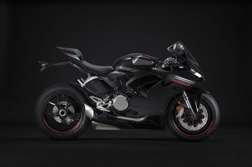 Ducati Panigale V2 in Black-on-Black-Lackierung.
