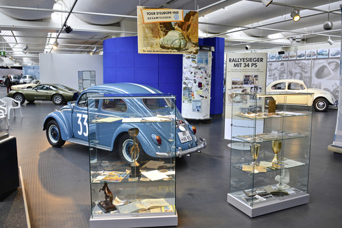 Duplikat des VW Käfer sowie Preise und Pokale von Hans Wehner.
