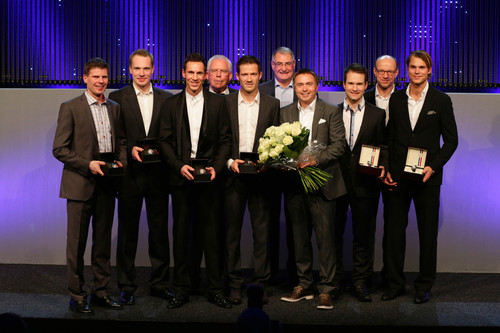 Ehrung der WRC-Meister: Das Team und die Vorstände Ulrich Hackenberg und Heinz-Jakob Neußer (rechts).