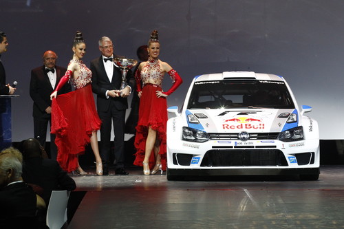 Ehrung für den Rallye-Weltmeister Volkswagen: Dr. Heinz-Jakob Neußer, Vorstand für Technische Entwicklung.