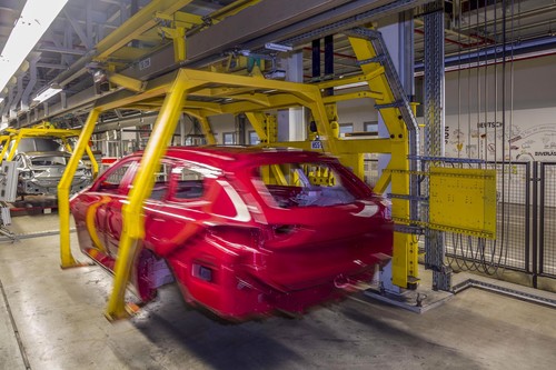 Ein Opel Insignia Exclusive reiht sich wieder in die Montagelinie ein.