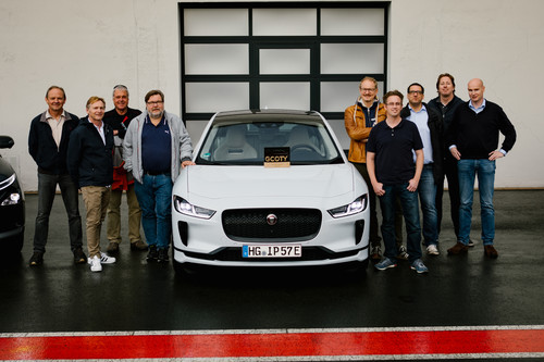 Ein Teil der Jury des „German Car of the Year“-Awards mit dem Siegerauto. 