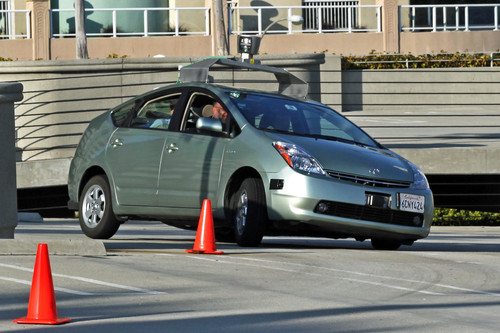 Ein zum &quot;Google Driverless Car&quot; modifizierter Toyota Prius als Testfahrzeug.