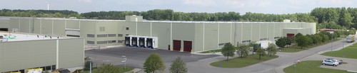 Eine der beiden neuen Hallen im Global Logistics Center von Mercedes-Benz in Germersheim: Auf 30 000 Quadratmetern findet hier zukünftig der Wareneingang und die Abwicklung großvolumiger Fahrzeugteile statt.