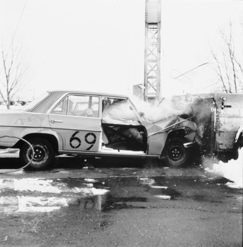 Erste Erprobungen des Airbags bei Mercedes-Benz (1969).
