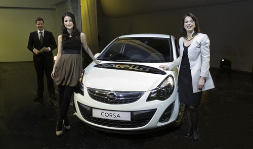 Eurovision Song-Contest-Siegerin Lena präsentierte zusammen mit Opel-Vertriebs­chefin Imelda Labbé (rechts) den neuen Corsa Satellite.