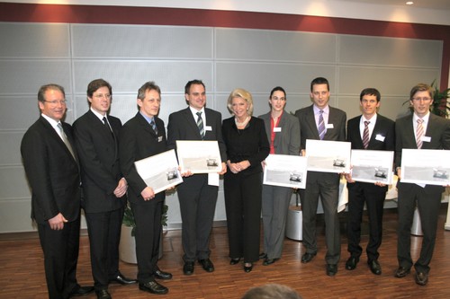 FAG Innovation Award: Dr. Jürgen M. Geißinger und Georg F. W. Schaeffler (von links) sowie Maria-Elisabeth Schaeffler (Bildmitte) mit den Preisträgern.