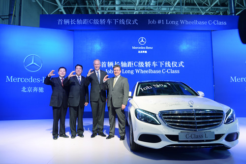 Feiern den Produktionsstart des Mercedes-Benz C-Klasse L (von rechts) BBAC-Präsident Frank Deiss, China-Vorstand Hubertus Troska, China, Xu Heyi (Chairman BAIC Group) und Chen Hongliang (Senior Executive Vice President BBAC).