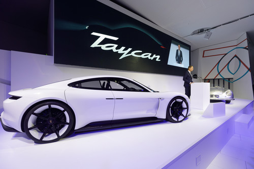 Festakt zu 70 Jahren Sportwagenbau bei Porsche: Vorstandsvorsitzender Oliver Blume verkündet den Seriennamen des Mission E, er lautet Taycan.