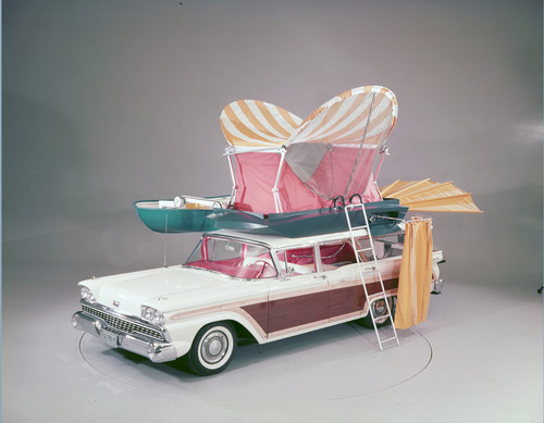 Ford Country Squire mit „Push-button Station Wagon Living Equipment“ (1959).