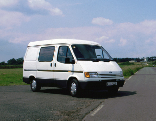 Ford Transit-Historie: Erstmals als Reisemobil von Ford - der Transit Nigget mit Aufstelldach, 1986.