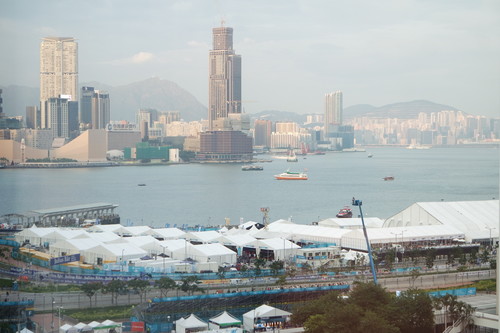Formel E in Hongkong: Direkt am Wasser und dicht an der Stadt  liegt die Rennstecke samt Zeltstadt mit Boxengasse.