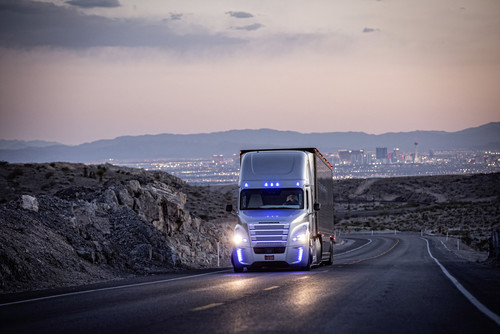 Freightliner Inspiration Truck auf einem Highway bei Las Vegas.