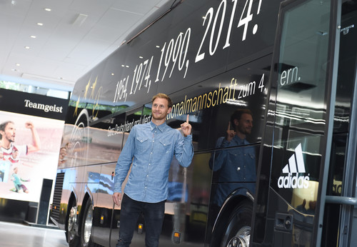 Fußballer Benedikt Höwedes vor dem ehemaligen Mannschaftsbus.