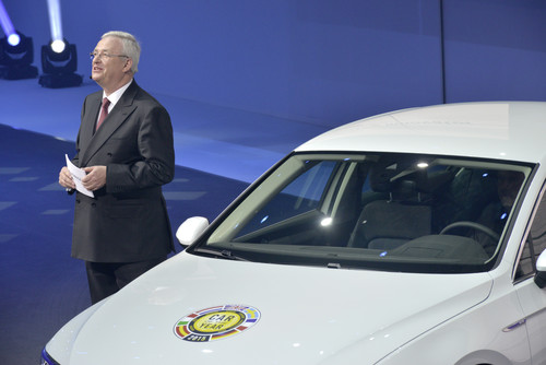 Genf 2015: Konzernchef Prof. Dr. Manfred Winterkorn mit dem zum  „Car of the Year 2015“  VW Passat. 