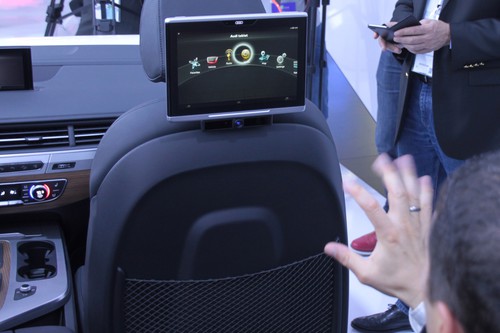 Gestensteuerung vor dem Audi Tablett im neuen Audi Q7.