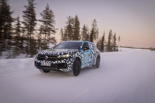 Getarnter VW Touareg in Lappland.