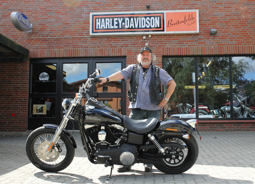 Gewinner: Michael Jaeckel holte seine Dyna Street Bob bei Harley-Davidson Breitenfelde ab.