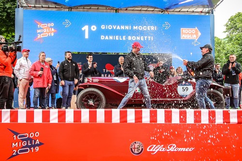Giovanni Moceri und Beifahrer Daniele Bonetti haben in einem Alfa Romeo 6C 1500 Super Sport von 1928 aus dem Werksmuseum die Mille Miglia 2019 gewonnen.