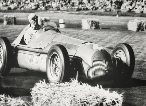 Giuseppe „Nino“ Farina gewinnt 1950 in Silverstone im Alfa Romeo Tipo 158 das erste Formel-1-Rennen überhaupt.