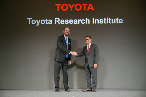 Gründung des Entwicklungszentrums: Executive Technical Advisor Dr. Gill Pratt und Toyota-Präsident Akio Toyoda (v.l.).