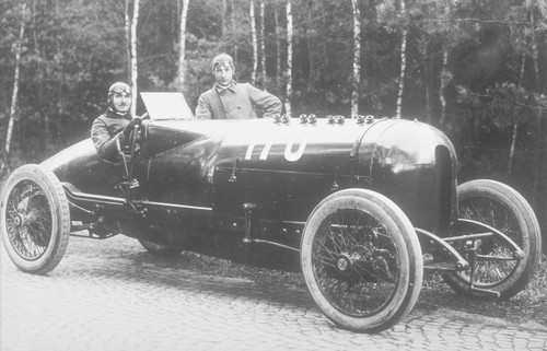 „Grünes Monster“: Opel 12,3-Liter-Grand-Prix-Rennwagen mit Carl Jörns (am Steuer) und Beifahrer Kurt C. Volkhart (1926).