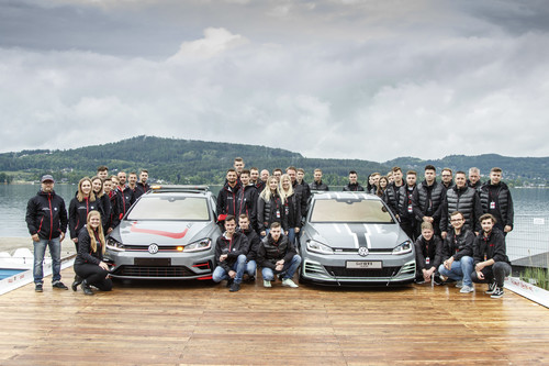 Gruppenbild mit den Golf Aurora und FighteR und den Auszubildenden von Volkswagen im Rahmen des GTI Treffens 2019 am Wörthersee.