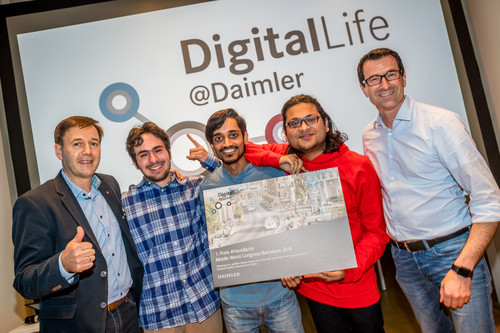 Hack.Berlin: Das Siegerteam „CityBuzzer“ mit Harald Rudolph (links), Leiter Daimler Strategie, und Markus Hägele, Leiter Digital Life Daimler.