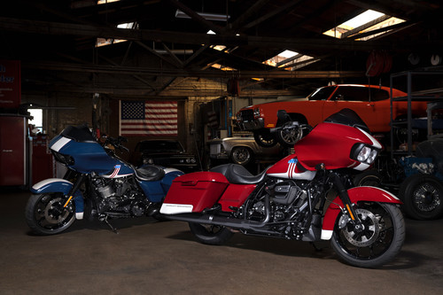 Harley-Davidson Road Glide Special in den Farbvarianten „Billiard Red and Stone Washed White“ und „Billiard Blue and Stone Washed White“ (links).