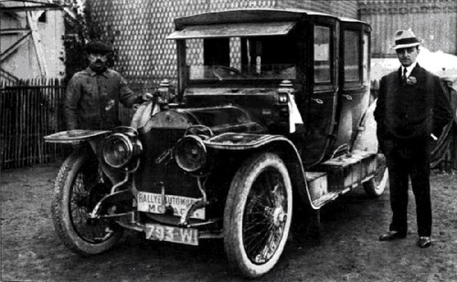 Henri Rougier, der erste Sieger der Rallye Monte Carlo im Jahre 1911, neben seinem Turcat-Méry.