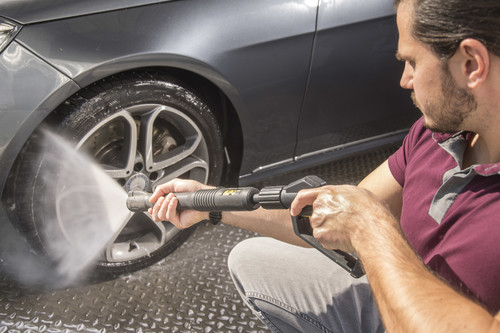 Hochdruckreiniger stellen bei richtiger Anwendung und ausreichend Abstand keine Gefahr für Reifen dar.