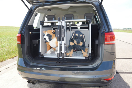 Hundetransport im Auto: Beide Hunde(-Dummys) sind in ihren Boxen sicher aufbewahrt.