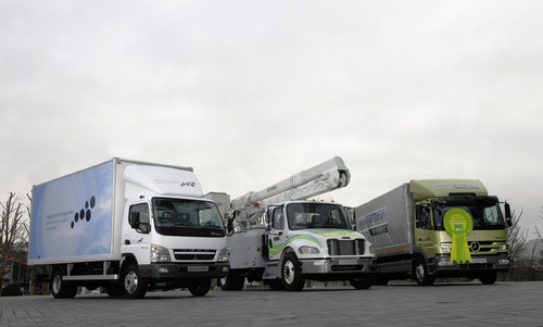 Hybrid-Fahrzeuge von Daimler Trucks (von links): Fuso Canter Eco Hybrid, Freightliner M2e Hybrid und Mercedes-Benz Atego Blue Tec Hybrid.