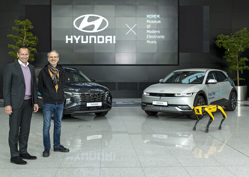 Hyundai-Deutschland-Geschäftsführer Jürgen Keller (v.l.) übergibt Alex Azary, Gründer und Geschäftsführer &quot;MONEM&quot;, die Fahrzeuge in der Hyundai-Zentrale in Offenbach.