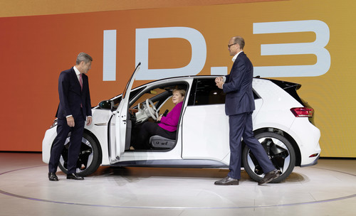 IAA 2019: Bundeskanzlerin Angela Merkel nimmt Platz im VW ID 3 (links: VDA-Präsident Bernhard Mattes, rechts: Ralf Brandstätter, COO von Volkswagen).