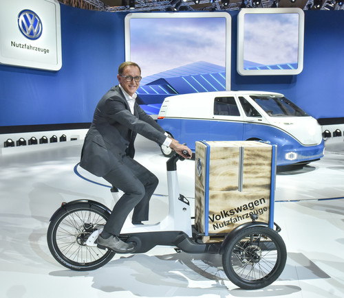 IAA Nutzfahrzeuge 2018: VWN-Markenchef Dr. Thomas Sedran auf dem Cargo e-Bike und vor dem I.D. Buzz Cargo.