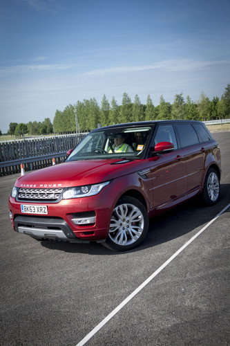 Im Test- und Entwicklungszentrum Gaydon: Ein Range Rover vollzieht ein automatisiertes Wendemanöver.