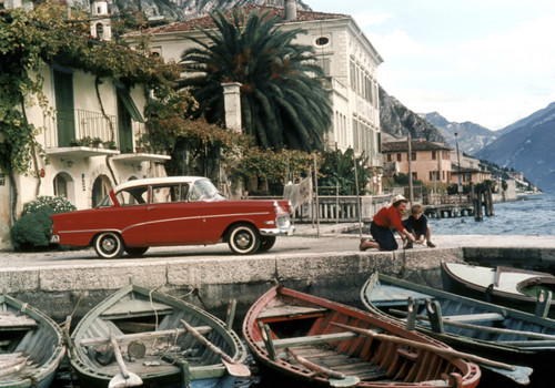 In Autos wie der Opel Rekord P1 (1957) entdecken die Deutschen Reiseziele wie Italien.